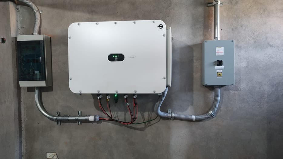 Inversor Huawei instalado en muro exterior junto al tablero eléctrico del sistema.